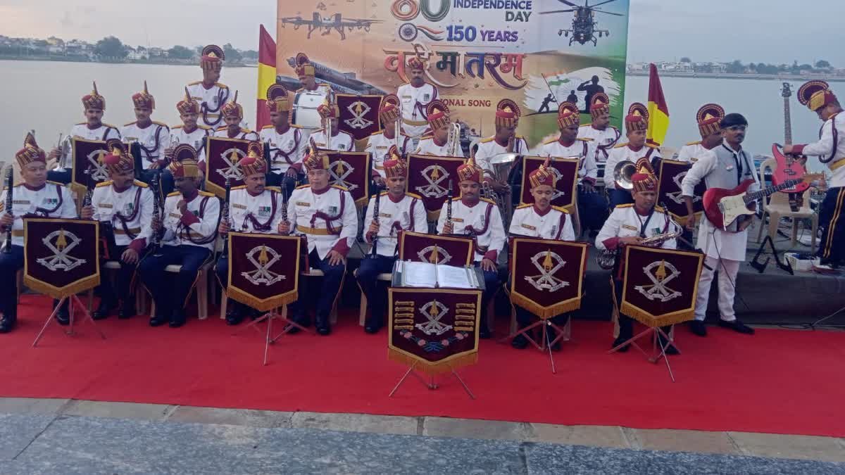 आज़ादी की 80वीं वर्षगांठ पर महार रेजिमेंट के बैंड ने लाखा बंजारा झील के तट पर दी शानदार प्रस्तुति