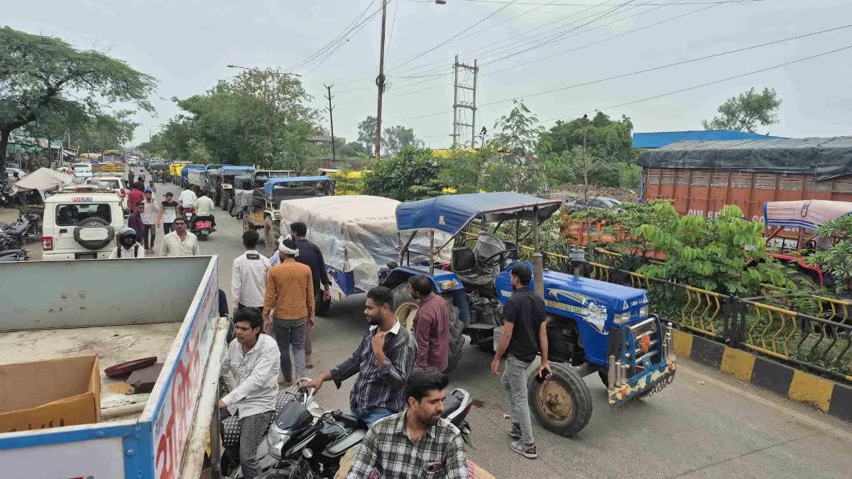 प्याज बेचने पहुंचे किसानों का फूटा गुस्सा, अचानक मंडी बंद होने पर सड़क पर खड़ी कीं 600 ट्रैक्टर-ट्रालियां