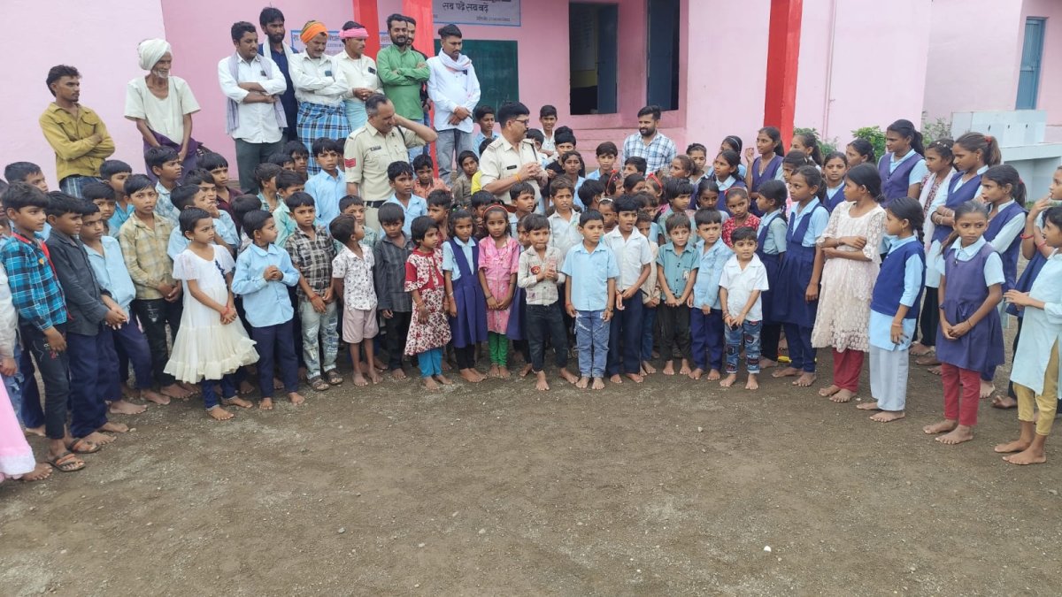 पुलिस अधीक्षक के निर्देशन में थाना पाटी पुलिस द्वारा ग्राम गंधावल एवं पलवट में जनसंवाद कार्यक्रम आयोजित > 