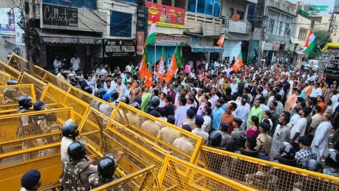 वंदे मातरम् के अपमान के विरोध में आमने-सामने आए भाजपा-कांग्रेस कार्यकर्ता, शिंदे की छावनी पर तनाव