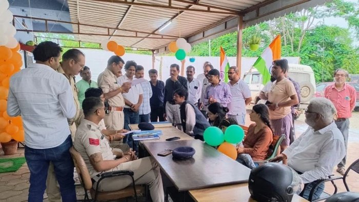 भाजपा विधायक रमेशेश्वर शर्मा की तिरंगा यात्रा पर ट्रैफिक नियम तोड़ने का आरोप, थाने पहुंचे कांग्रेसी