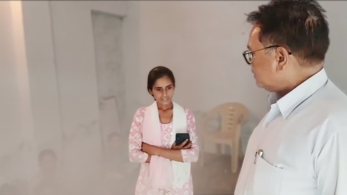मुरैना में हैरान करने वाला मामला, 65 हजार सैलरी वाला हेडमास्टर स्कूल से गायब, 4500 रुपये में रखी प्राइवेट टीचर