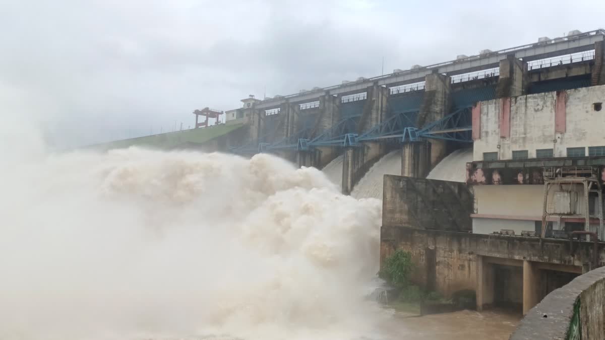 उमरिया में जोहिला बांध का जलस्तर बढ़ने पर खोले गए 5 गेट, निचली बस्तियों में अलर्ट जारी