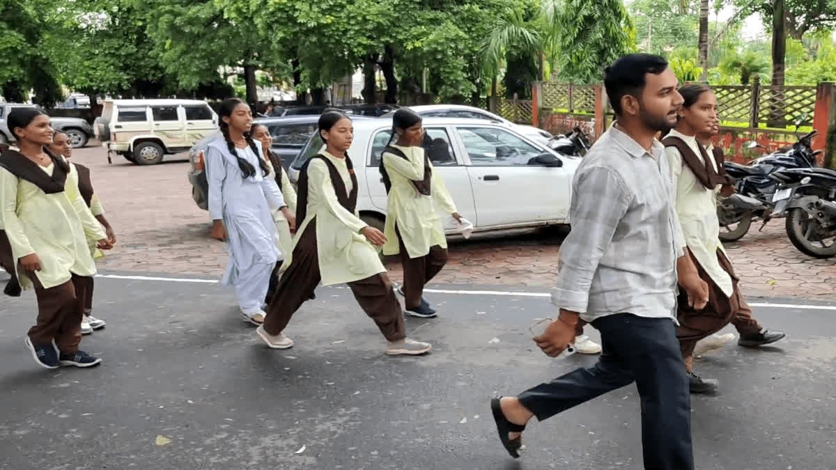 शहडोल में नई बिल्डिंग मिलने पर भी पुरानी जर्जर इमारत में बैठने को मजबूर छात्र, वीडियो वायरल