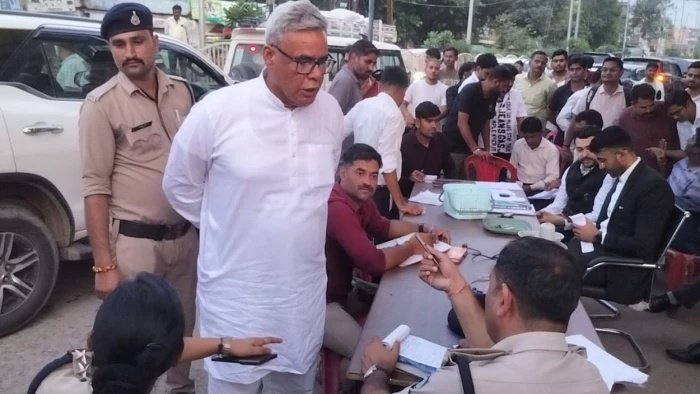 वाहन चेकिंग के दौरान सड़कों पर मचा हड़कंप, हूटर और काली फिल्म लगी गाड़ियों पर हुई कार्रवाई