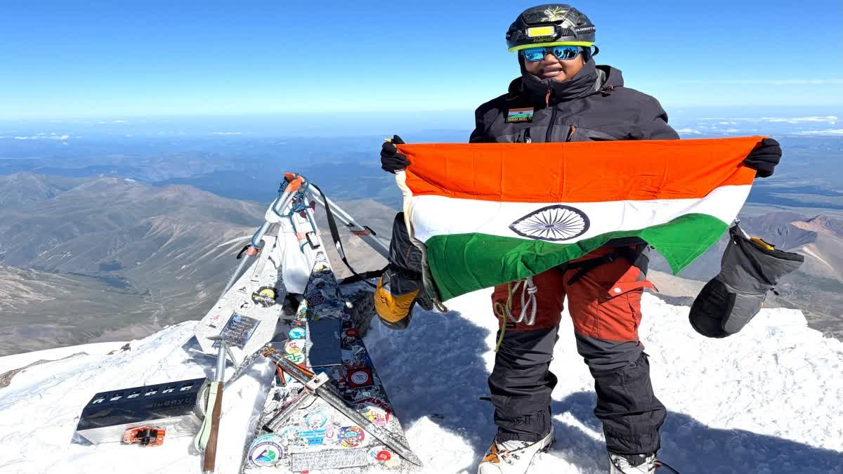 मध्य प्रदेश पुलिस की गर्व, आरक्षक वर्षा पटेल ने 18,510 फीट ऊंचे पर्वत पर लहराया राष्ट्रीय ध्वज