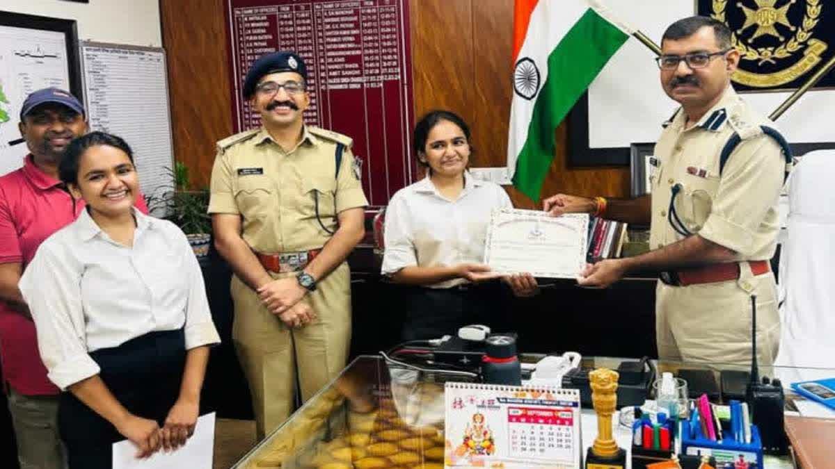 मोबाइल छीनकर भाग रहे लुटेरे का बहनों ने किया पीछा, बाइक को टक्कर मारकर दबोचा