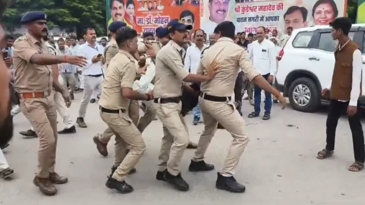 पुलिस प्रताड़ना और जमीन विवाद से परेशान लोगों ने की जान देने की कोशिश, मचा हड़कंप