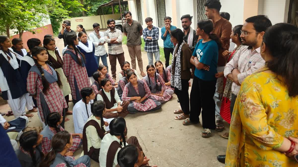 बड़वानी में रानी दुर्गावती कन्या छात्रावास की छात्राओं का हंगामा, अधीक्षिका पर पैसे मांगने और दुर्व्यवहार का आरोप