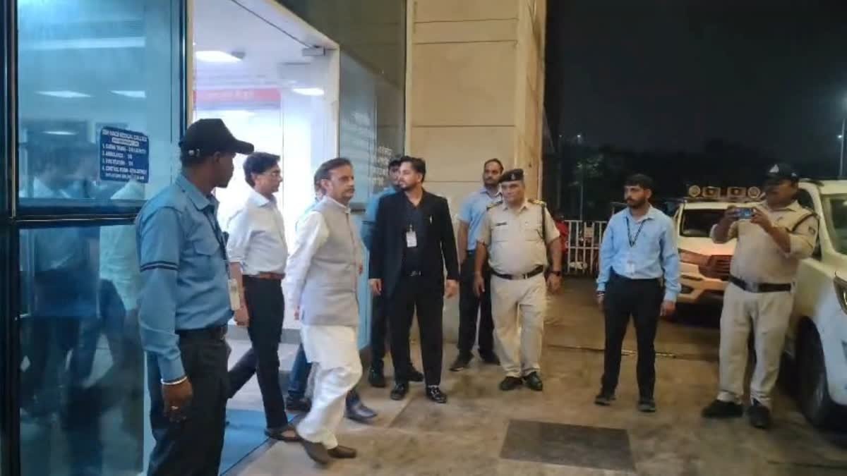 जबलपुर मेडिकल कॉलेज पहुंचे स्वास्थ्य मंत्री राजेंद्र शुक्ला, छिंदवाड़ा हादसे के बच्चों का जाना हाल