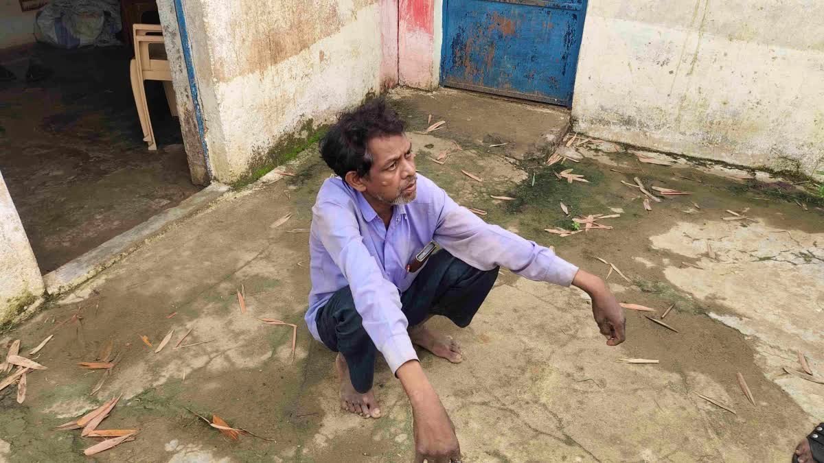 मध्य प्रदेश के सीधी में शराबी शिक्षक का कारनामा, ब्लैकबोर्ड पर कलेक्टर का नाम गलत लिखा और बच्चों पर गिरे