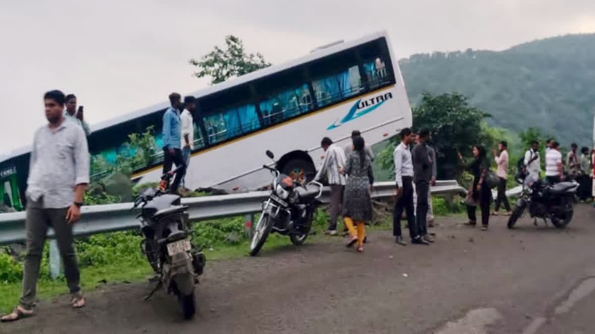 जामघाट पर टला बड़ा हादसा, ब्रेक फेल होने के बाद खाई में लटकी 51 स्टूडेंट्स से भरी बस