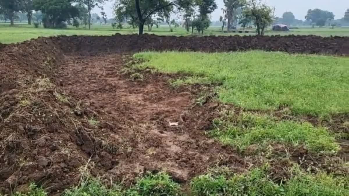 कागजों में बन गया खेत में तालाब, किसान बोला- अधिकारी मेरा तालाब ढूंढकर लाएं