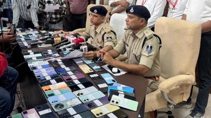 सीईआईआर पोर्टल की मदद से दूसरे राज्यों से बरामद किए गए चोरी और गुम फोन, 11 आईफोन भी शामिल