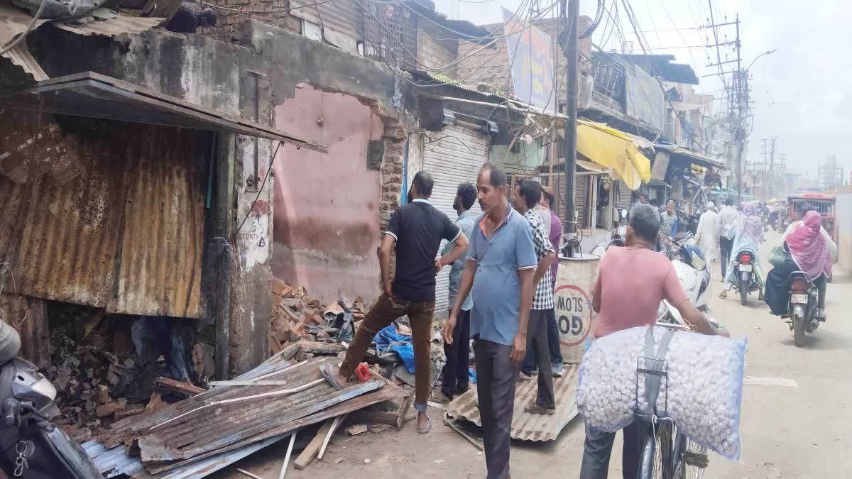 भोपाल के काजी कैंप में वर्षों पुरानी दुकानें टूटने से रोजी-रोटी का संकट, स्थानीय लोगों ने जताया विरोध