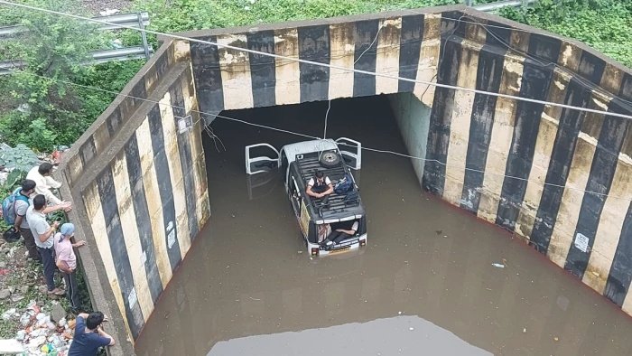 देवास में अंडरपास के पानी में फंसा स्कूली बच्चों का मैजिक वाहन, बच्चों को छोड़कर भागा चालक