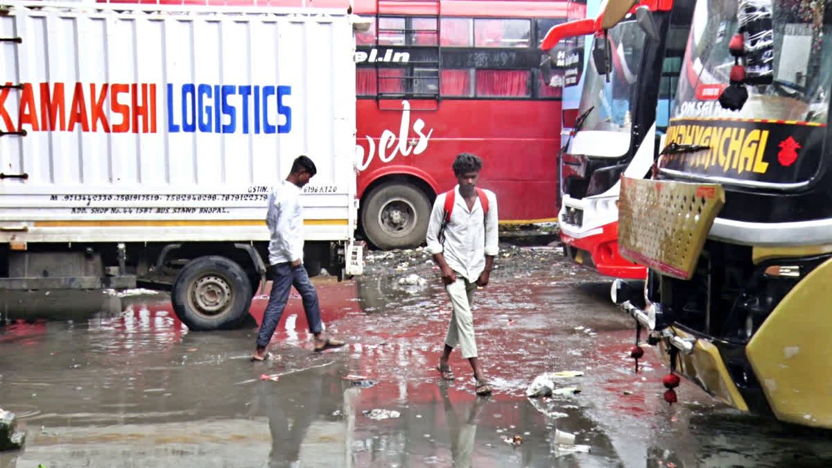 50 करोड़ के भोपाल आईएसबीटी में कीचड़ और गंदगी का अंबार, पीने के पानी और टॉयलेट के लिए भटक रहे यात्री