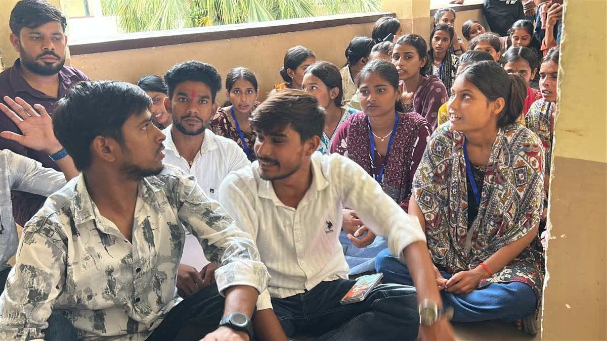 बीए फर्स्ट ईयर में 250 से ज्यादा छात्र फेल और शून्य अंक मिलने पर भड़के स्टूडेंट्स, यूनिवर्सिटी में प्रदर्शन