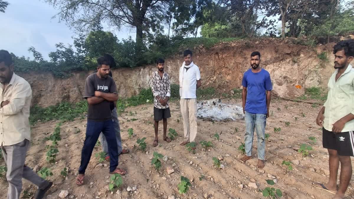 खरपई गांव में कैंसर पीड़ित की मौत के बाद विवाद, परिजनों को खेत में करना पड़ा अंतिम संस्कार