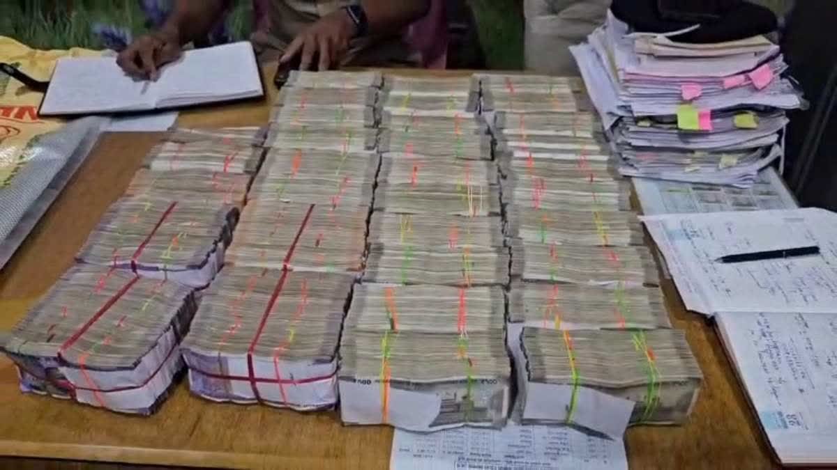नामली पुलिस ने कार से पकड़े 73 लाख रुपए, यूरिया खाद के बोरों में ठूंसकर ले जाए जा रहे थे नोट