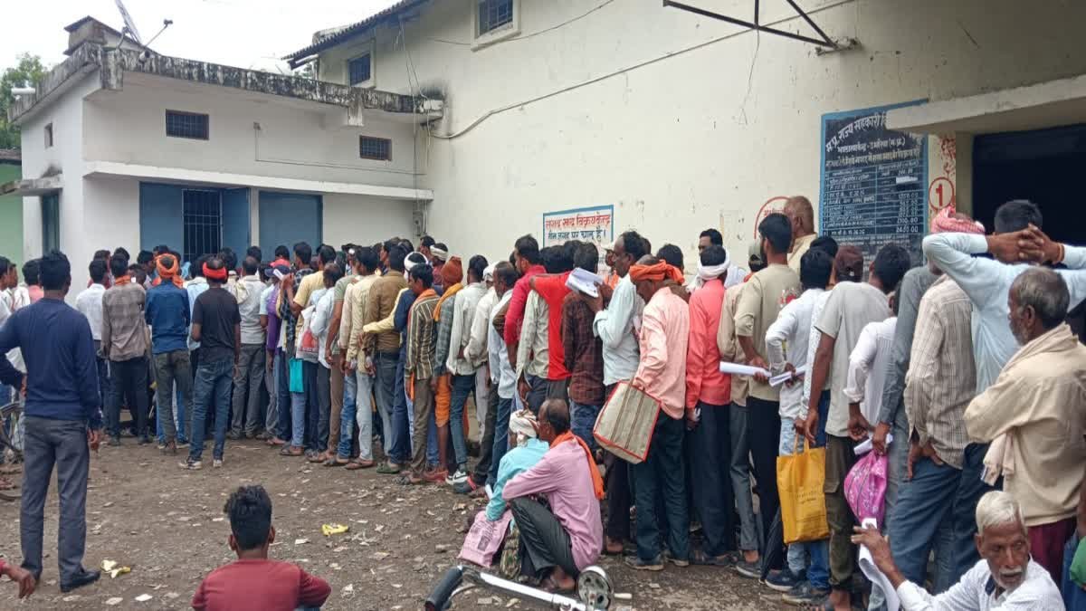 वितरण केंद्र पर घंटों इंतजार करने को मजबूर अन्नदाता, कृषि विभाग ने पल्ला झाड़ा