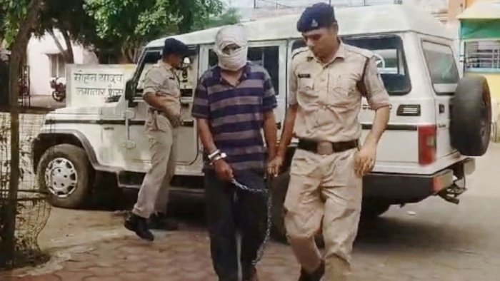 कार से महाराष्ट्र ले जाई जा रही थी एमडी ड्रग्स, चैनपुर पुलिस ने बाइक सवार तस्कर से पकड़े 10 देसी कट्टे