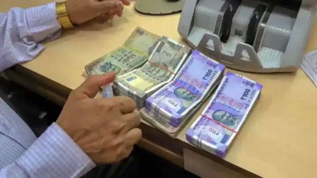 बैंक में कैश जमा करने के क्या हैं नए नियम? बड़े लेन-देन पर कैसे होती है टैक्स विभाग की नजर