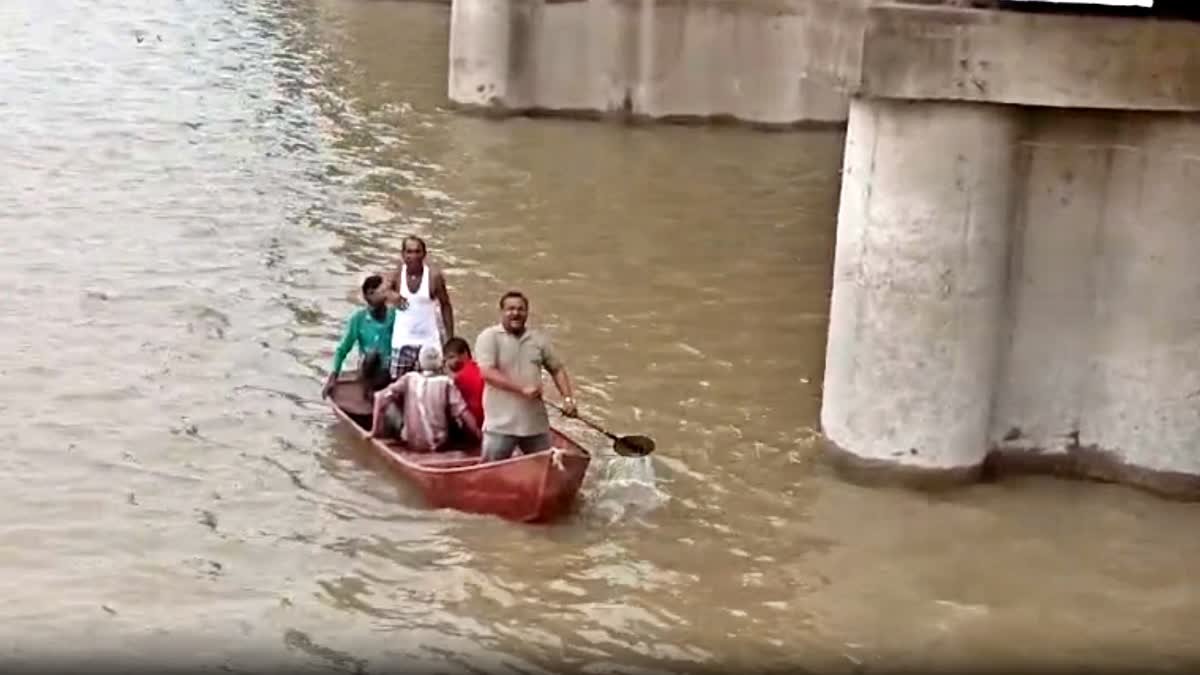 मोबाइल नहीं मिलने पर उफनाई नदी में कूदा बेटा, बचाने गए बुजुर्ग पिता भी डूबे, ऐसे बची दोनों की जान