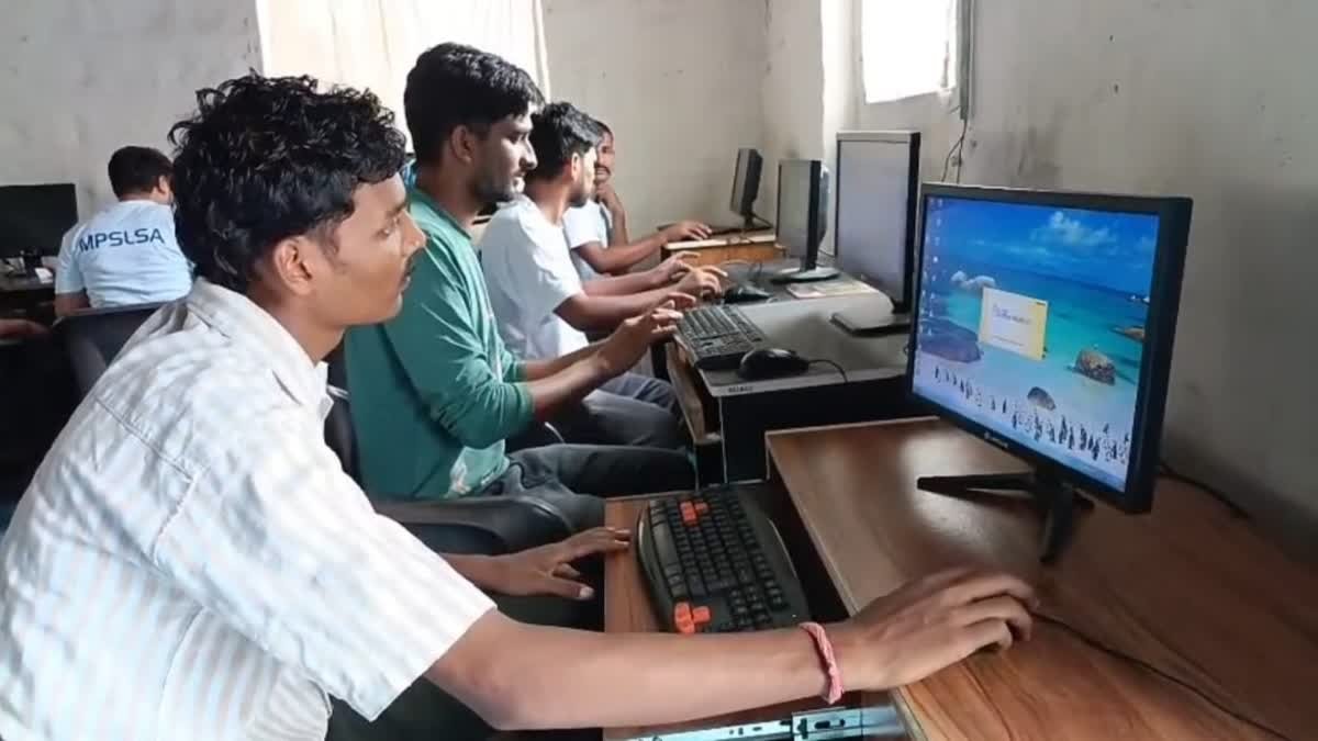 मंडला जेल में कैदियों को दी जा रही कंप्यूटर शिक्षा, सजा पूरी होने के बाद समाज की मुख्य धारा से जुड़ेंगे बंदी