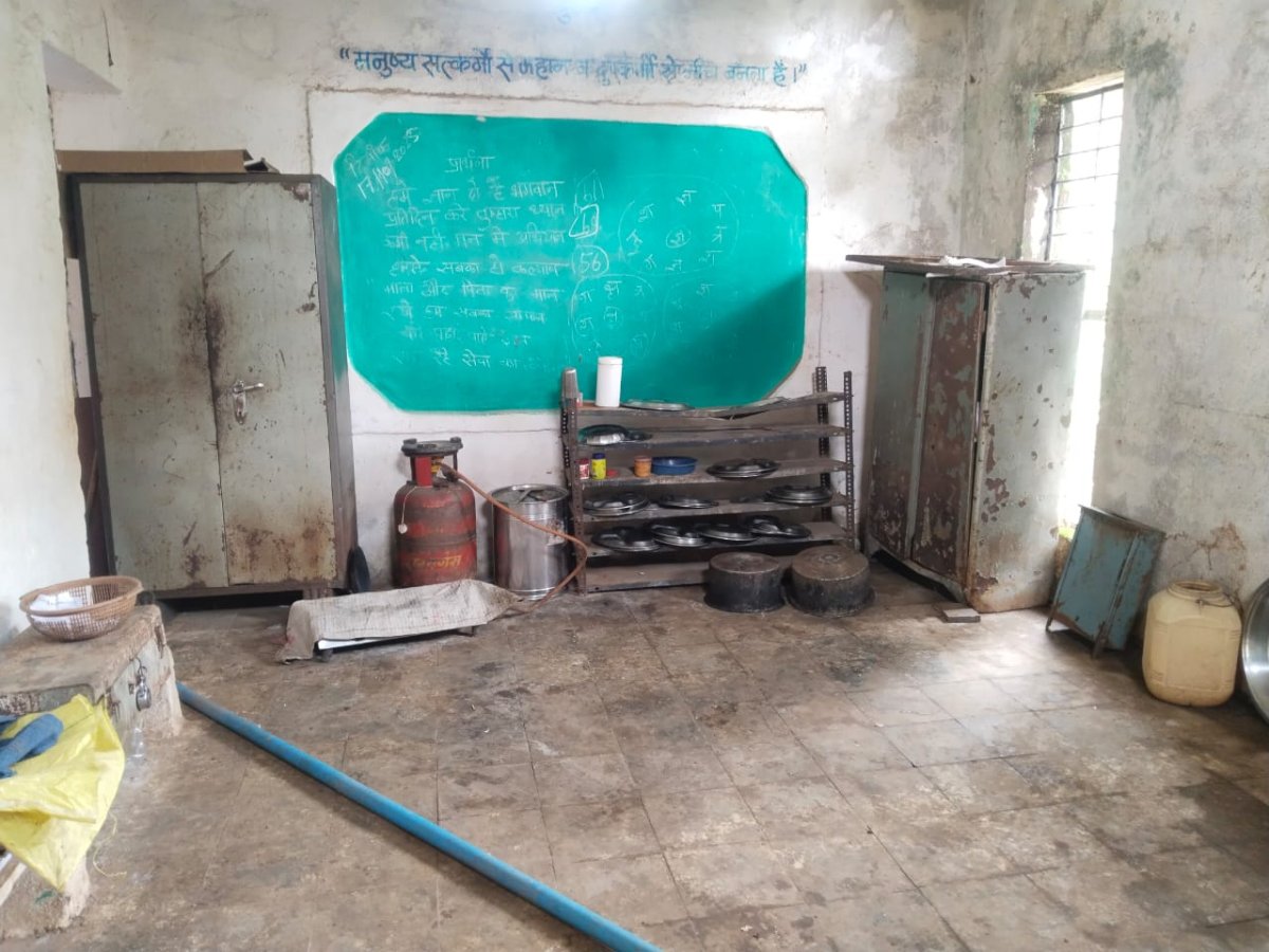 आदिवासी ब्लॉक के इस स्कूल में शौचालय गायब और कबाड़ भरा है, पालकों ने लापरवाह शिक्षकों पर कार्रवाई की मांग की