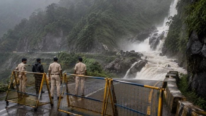मध्य प्रदेश में मूसलाधार बारिश के चलते प्रशासन सख्त, वॉटरफॉल्स और बांधों पर रील-सेल्फी लेने पर रोक