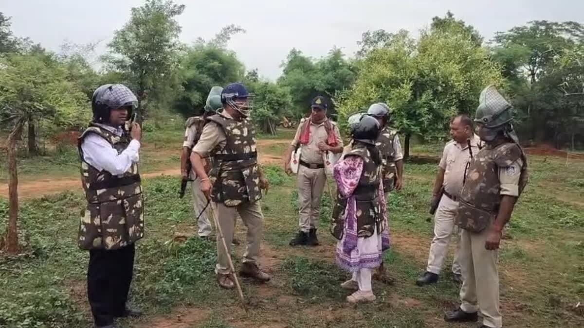 मैहर में वन विभाग की जमीन पर अवैध कब्जा हटाने गई पुलिस और प्रशासन की टीम पर ग्रामीणों का पथराव