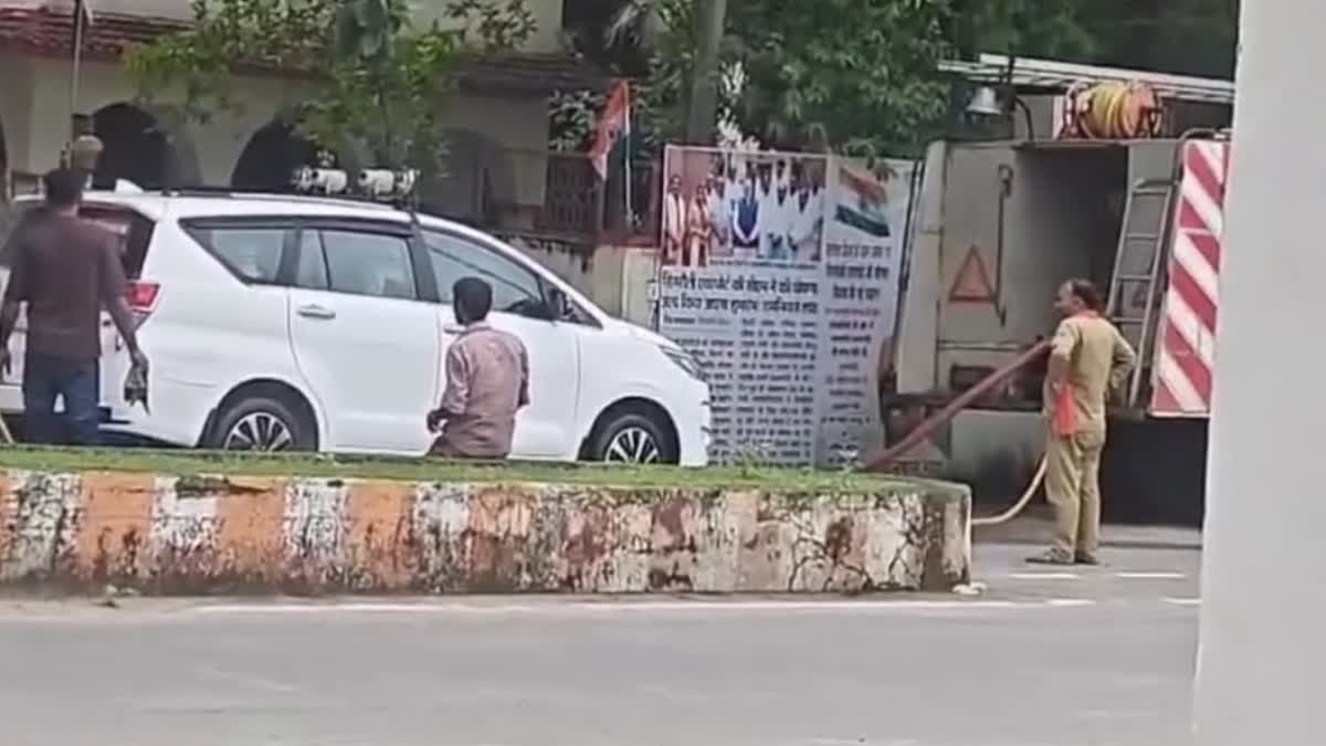 विधायक के आवास पर फायर ब्रिगेड से धुलाई गई गाड़ी, कांग्रेस प्रदेश अध्यक्ष जीतू पटवारी ने सरकार पर साधा निशाना