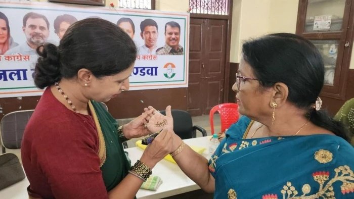 खंडवा में महंगाई के खिलाफ महिला कांग्रेस का अनोखा प्रदर्शन, हाथों पर 'चीनी' लिखकर जताया विरोध