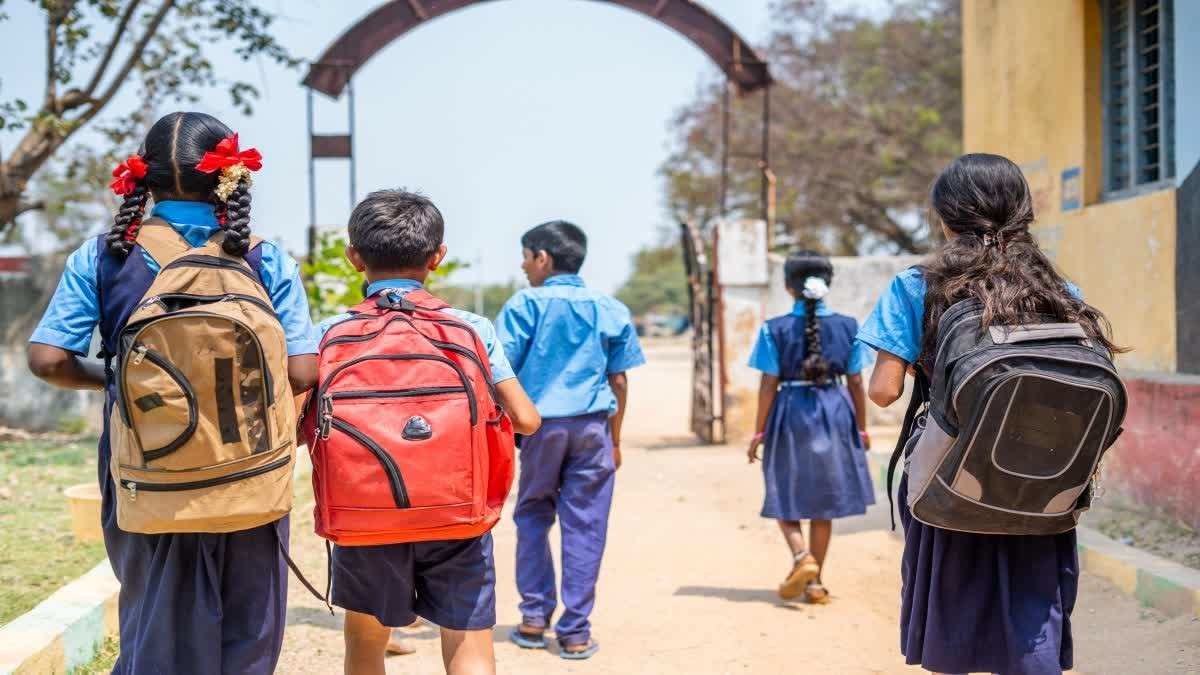 वार्डन के ट्रांसफर के खिलाफ कलेक्ट्रेट में बैठीं आदिवासी छात्राएं, जमकर की नारेबाजी