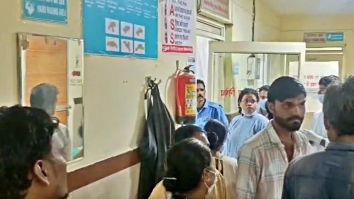 छिंदवाड़ा जिला अस्पताल के आईसीयू में वॉर्मर मशीन में लगी आग, तीन नवजात झुलसे