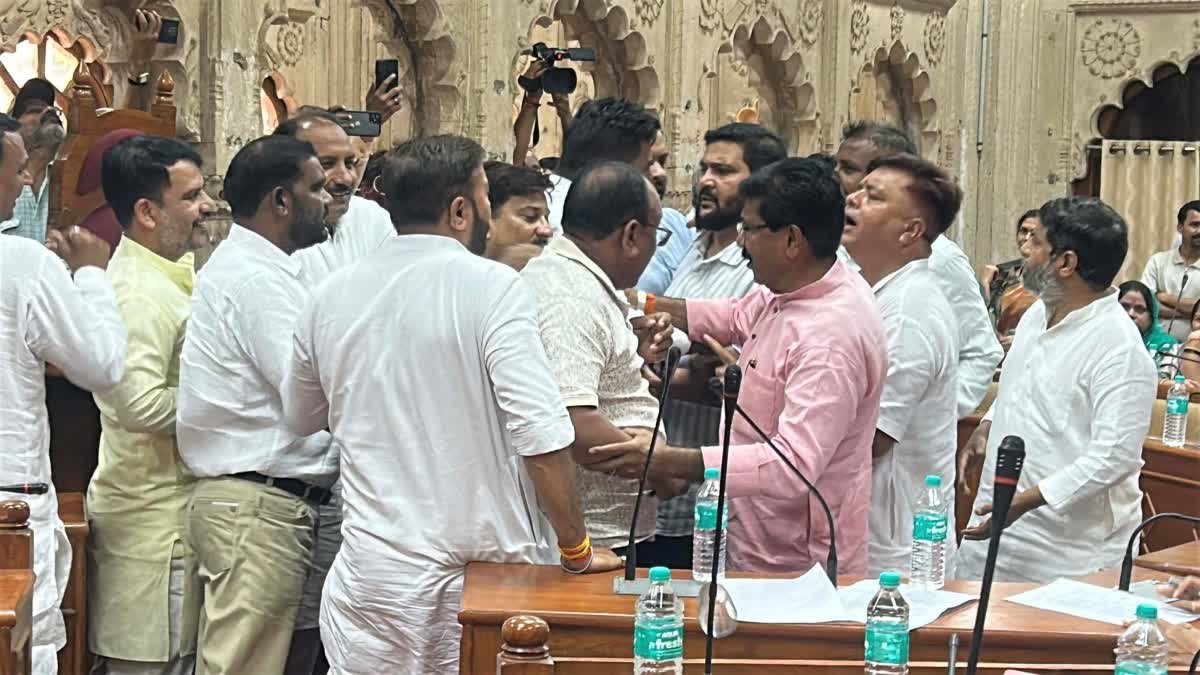 हंगामे और हाथापाई की नौबत तक पहुँची नगर निगम की बैठक, जलभराव पर विपक्ष का धरना