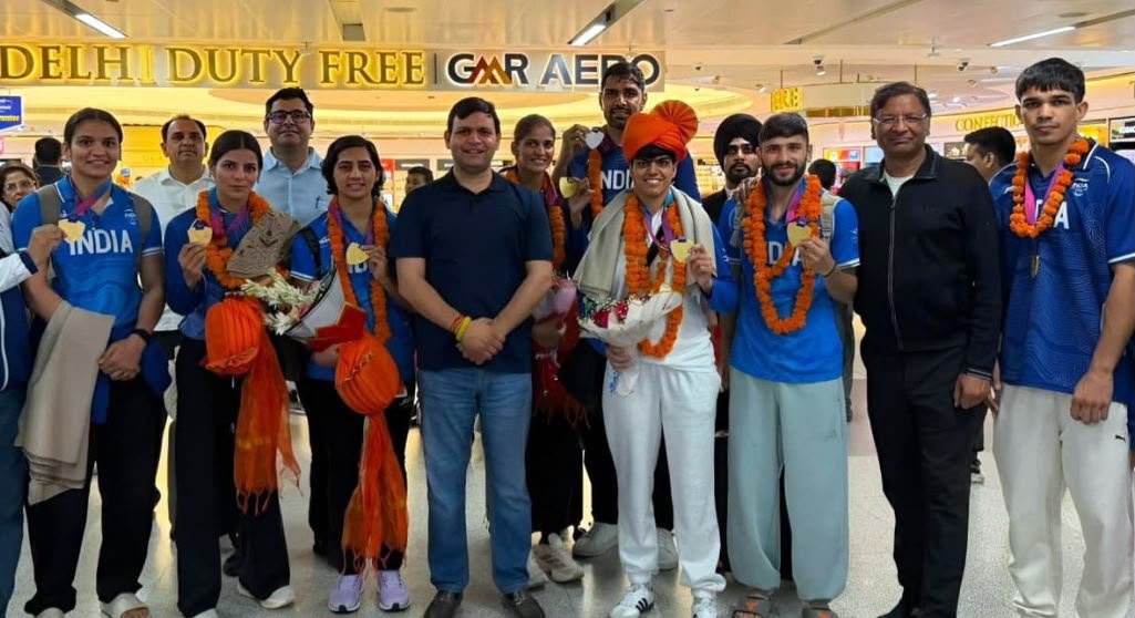 कॉमनवेल्थ में छाए भारतीय खिलाड़ी, एयरपोर्ट पर 'भारत माता की जय' के नारों से हुआ स्वागत