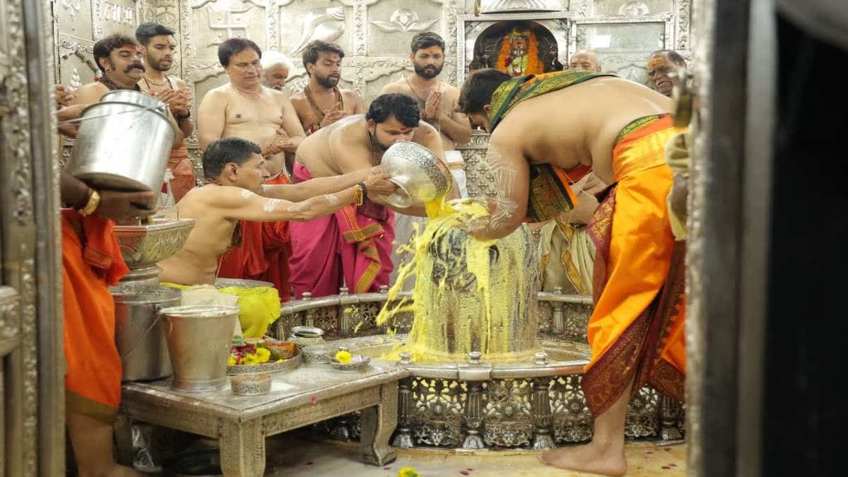 उज्जैन में सावन के पहले सोमवार पर उमड़ा जनसैलाब, तड़के 3 बजे खुले महाकालेश्वर मंदिर के पट