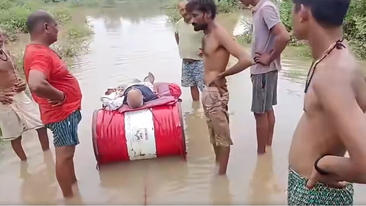 रीवा में अमानवीयता की हदें पार, बाढ़ के पानी के बीच तैरते ड्रमों पर रखकर ले जाना पड़ा शव
