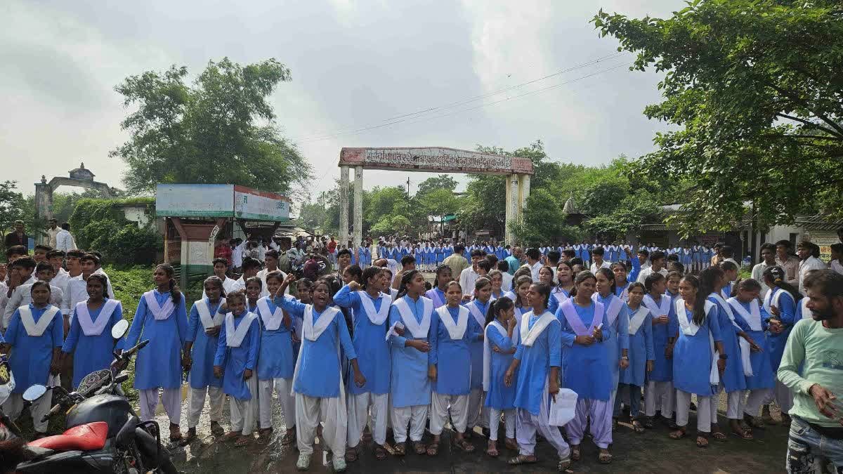 गोदाम में चल रहा शासकीय स्कूल, हैंडपंप पर कब्जे से नाराज छात्राओं ने किया चक्काजाम; प्रिंसिपल पर लगे गंभीर आरोप