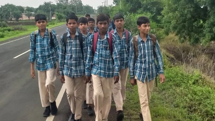 सांदीपनि सीएम राइज स्कूल के छात्रों का दर्द, बस न मिलने पर 3 किमी पैदल चलने को मजबूर