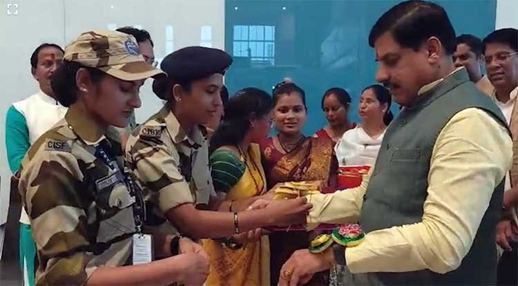  मुख्यमंत्री डॉ. मोहन यादव के खाचरौद दौरे पर लाड़ली बहनों ने बांधी राखी, मिला आशीर्वाद