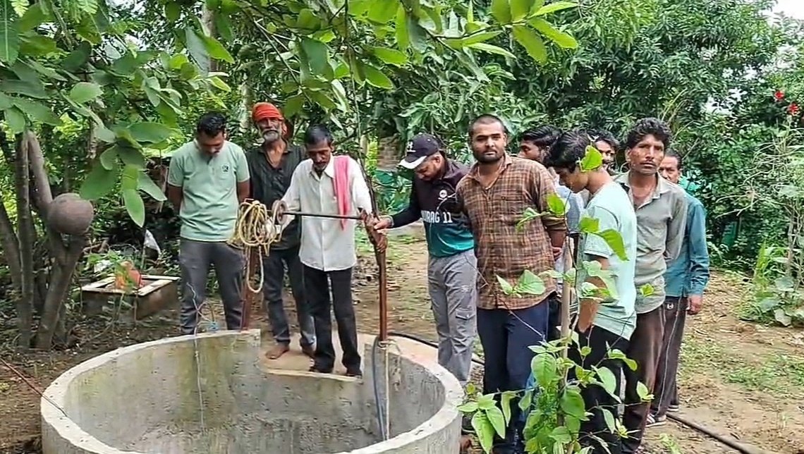 12वीं के छात्र अनीश ने अकेले खोदा 25 फीट गहरा कुआं, गर्मी की पानी की समस्या दूर कर बने 'छोटे दशरथ मांझी'