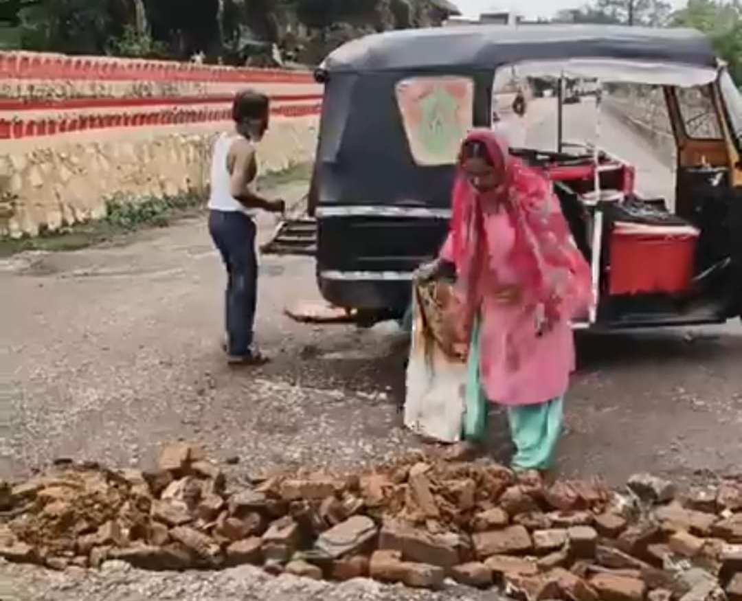 नगर पालिका की अनदेखी पर आम नागरिक ने दिखाया आईना, ईंट-पत्थर डालकर खुद ठीक की सड़क