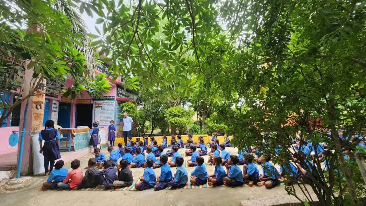 रायसेन में जान जोखिम में डालकर पढ़ रहे बच्चे, 51 से अधिक स्कूल भवन जर्जर हालत में