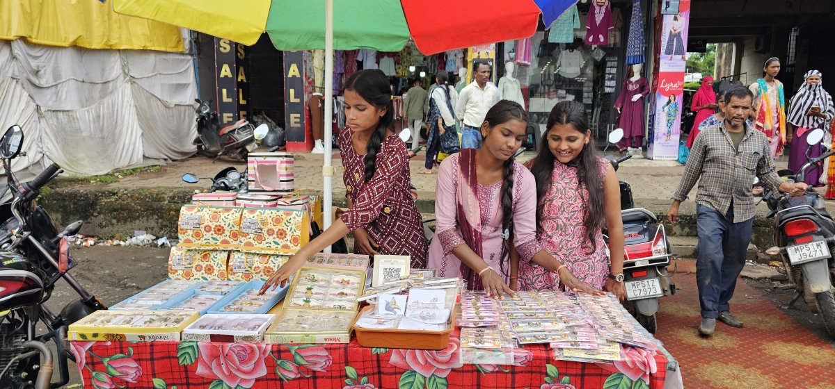 मंडला में गाय के गोबर और प्राकृतिक रंगों से बन रही वैदिक चित्रकारी, स्वसहायता समूह की महिलाओं की अनूठी पहल