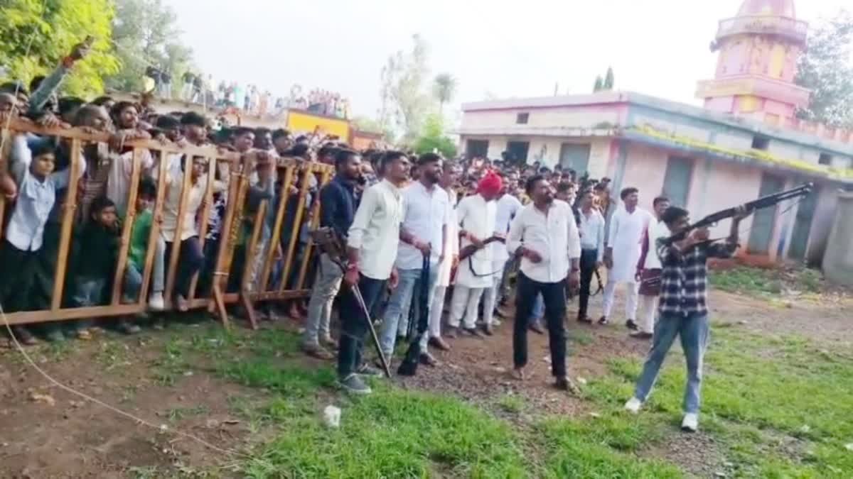 बंदूकधारियों के निशाने के बाद शुरू होता है भुजरियों का विसर्जन, झूकरजोगी गांव की परंपरा देख रह जाएंगे हैरान