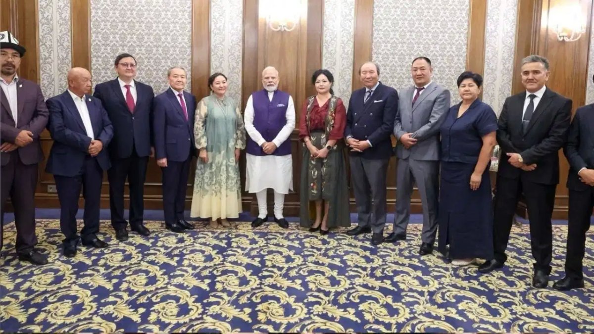 किर्गिस्तान पहुंचे प्रधानमंत्री नरेंद्र मोदी, एससीओ समिट से पहले भारतीय संस्कृति और योग प्रेमियों से की खास मुलाकात