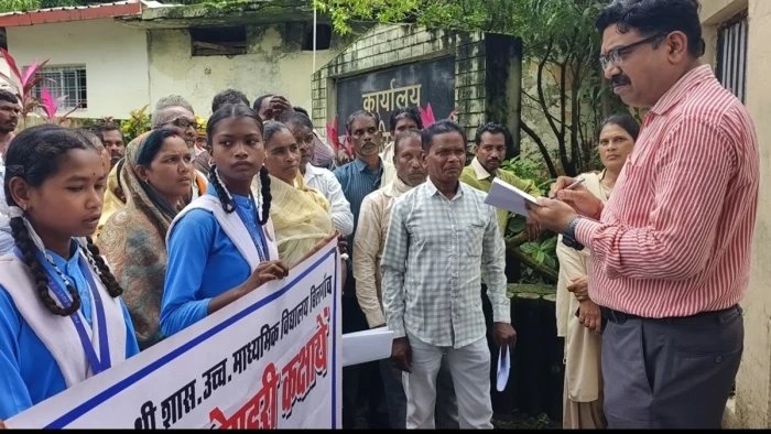 पीएम श्री स्कूल में शिक्षकों की कमी से नाराज ग्रामीणों की चेतावनी, 3 दिन में मांग पूरी न होने पर आंदोलन का ऐलान